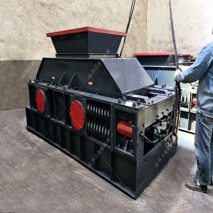 1000x700中型半自動(dòng)液壓對(duì)輥破碎機(jī)發(fā)貨圖片 1000x700中型半自動(dòng)液壓對(duì)輥破碎機(jī)發(fā)貨圖片