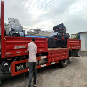 中型半自動對輥破碎機發往廣東 破碎礦石 中型半自動對輥破碎機發往廣東 破碎礦石