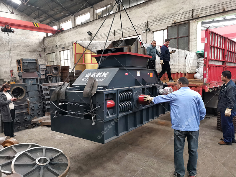 2PG1007中型彈簧式對輥破碎機發往江西