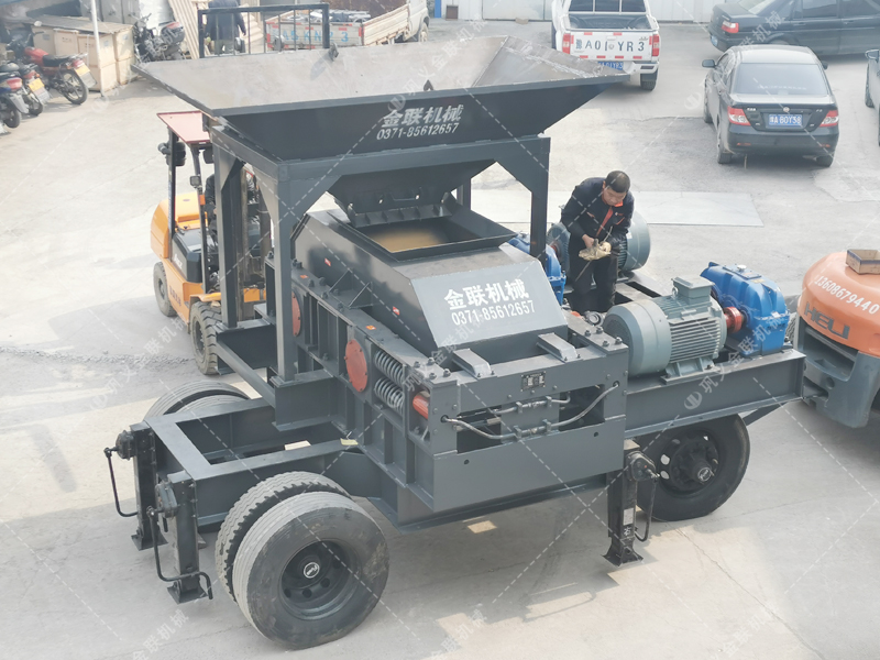 大型移動式對輥破碎機(jī)設(shè)備發(fā)往浙江