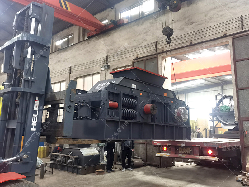 2PG1500x1000大型對輥破碎制砂機發往湖北