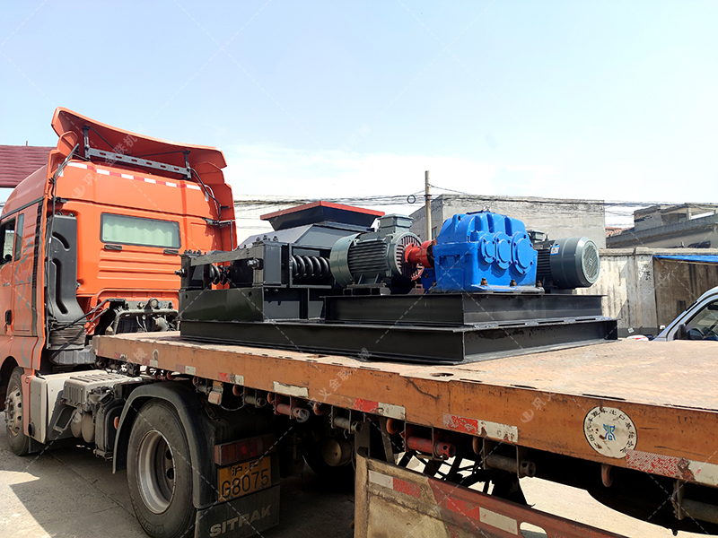 2PGC600x750直聯雙齒輥破碎機發往廣東