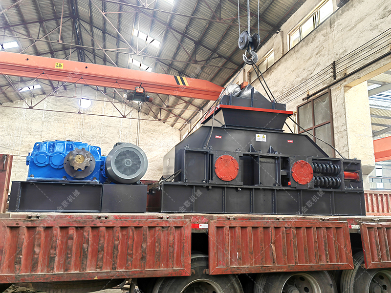 1200x800大型液壓對輥制砂機發貨圖片